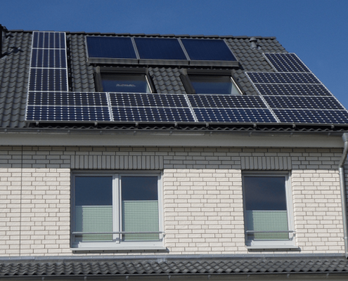 Private Solaranlage auf einem Hausdach