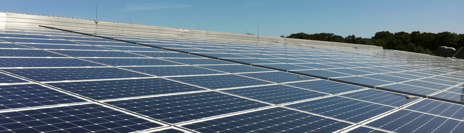Große gewerbliche Solaranlage auf einem Dach